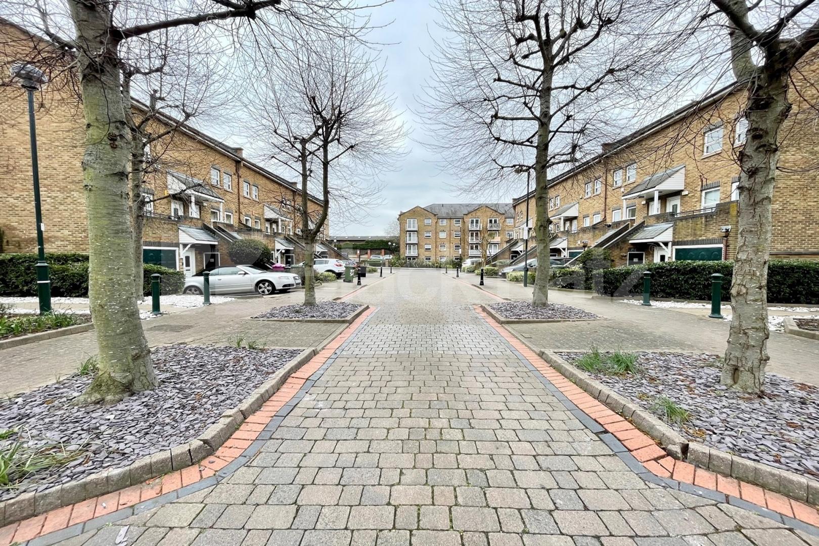  915 Sq. Ft  (85 Sq. Mts.) of living & entertaining space & private parking Beaulieu Lodge - 13 Schooner Close, Isle of Dogs